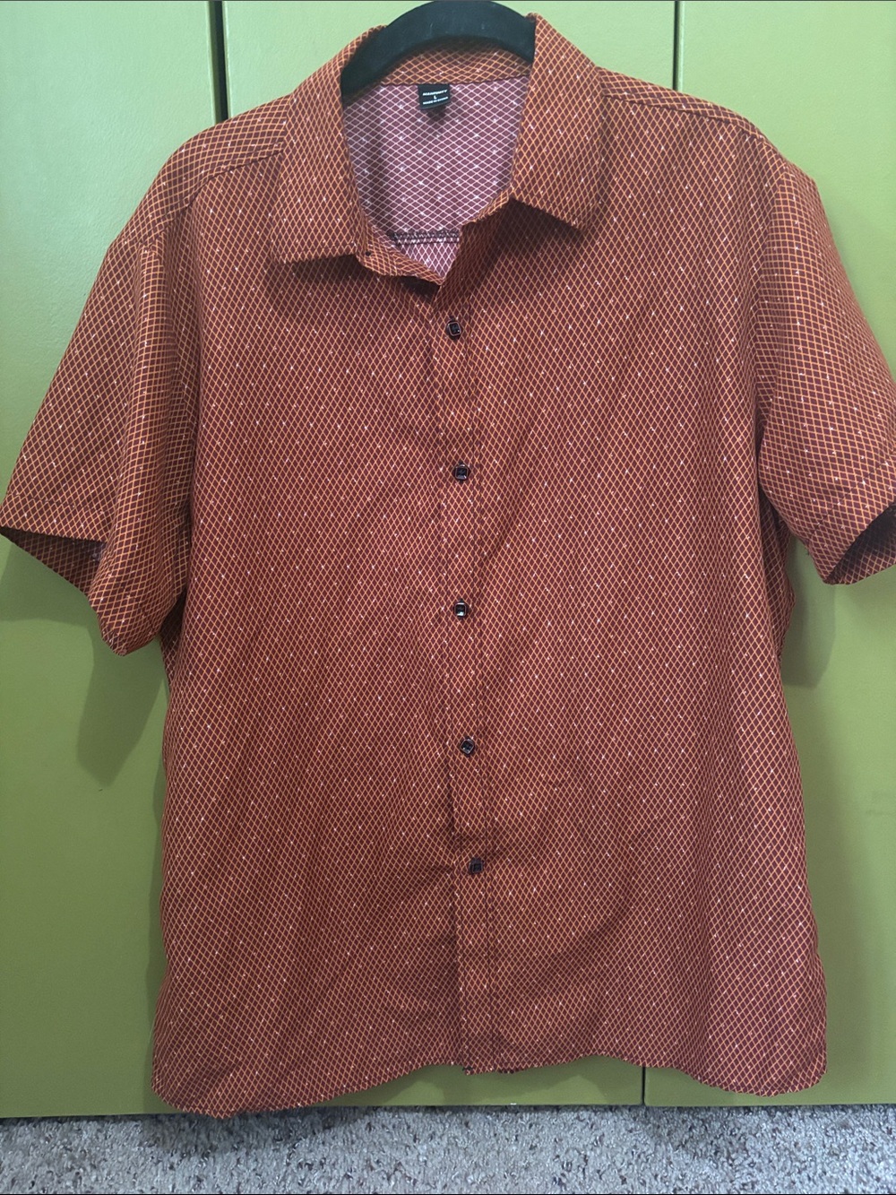 Manfinity Men's Short Sleeve Button-Down Shirt in Rust Orange Geometric